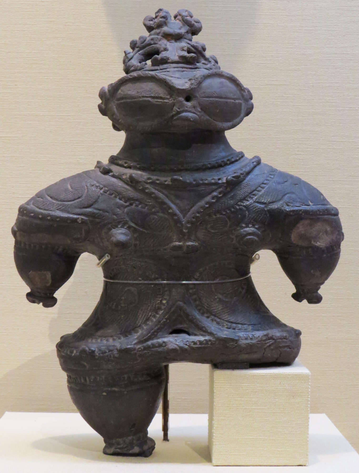 大きな目と精緻な文様を持つ縄文時代晩期の遮光器土偶