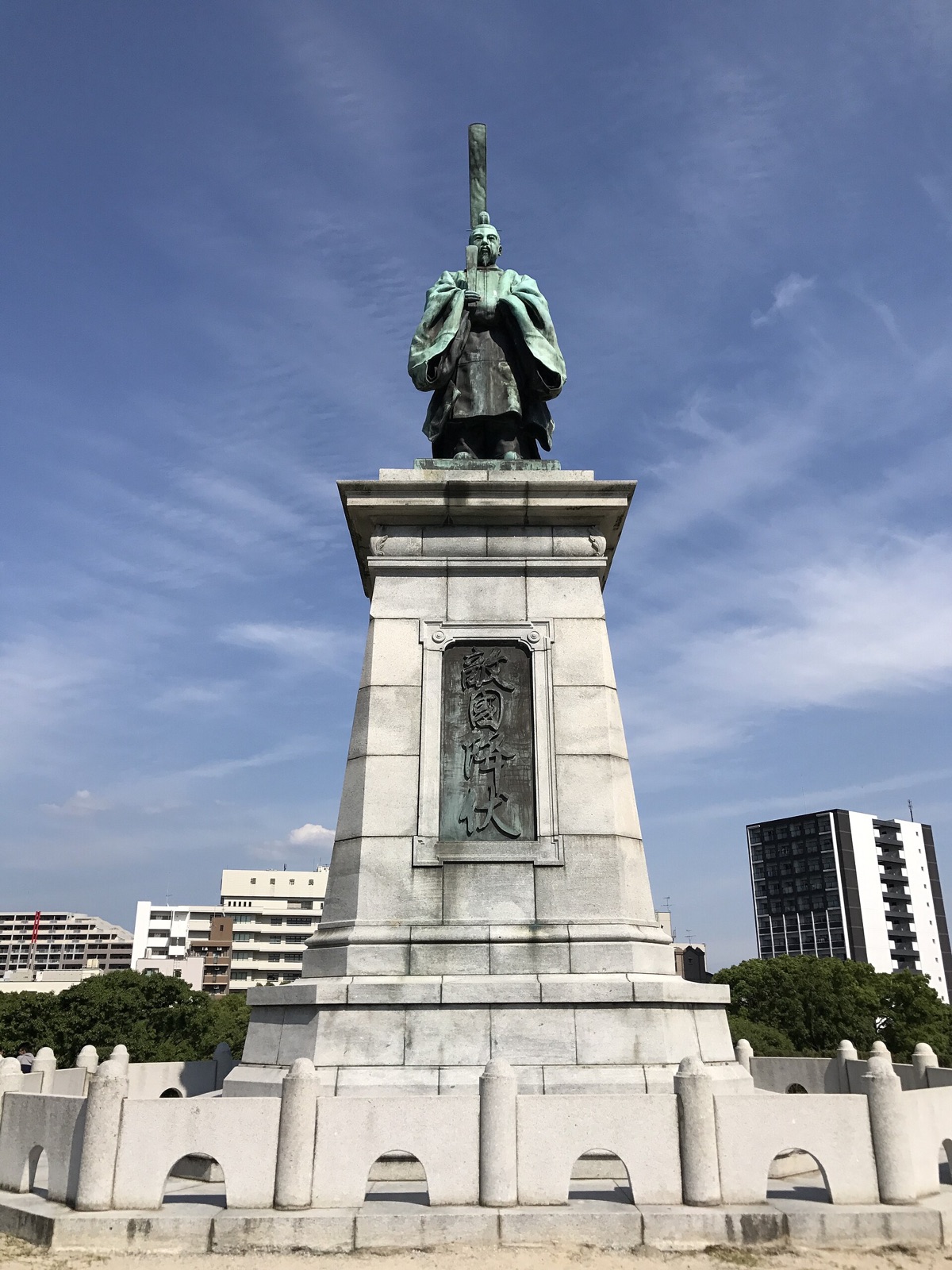 福岡市東公園に立つ1904年完成の亀山上皇銅像