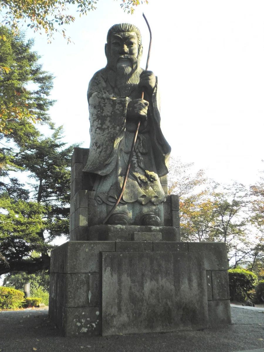 福井市足羽山に立つ継体天皇像