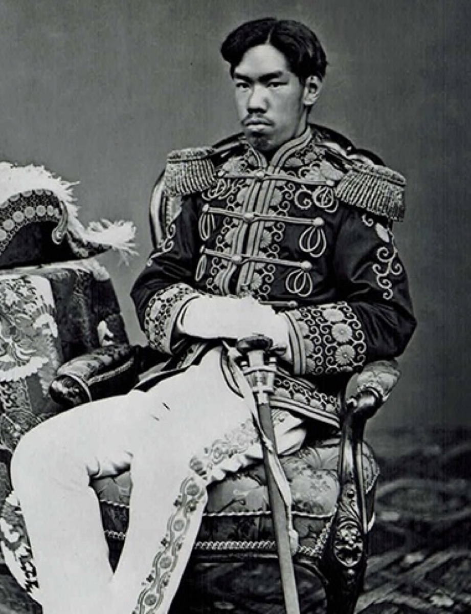 1873年に撮影された明治天皇の肖像写真